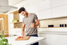  Online-Shop fotografie, E-Commerce, E-com, E-commerce Fotos, E-Commercefotograf, Kueche, Modell in Kueche, Wetzstab